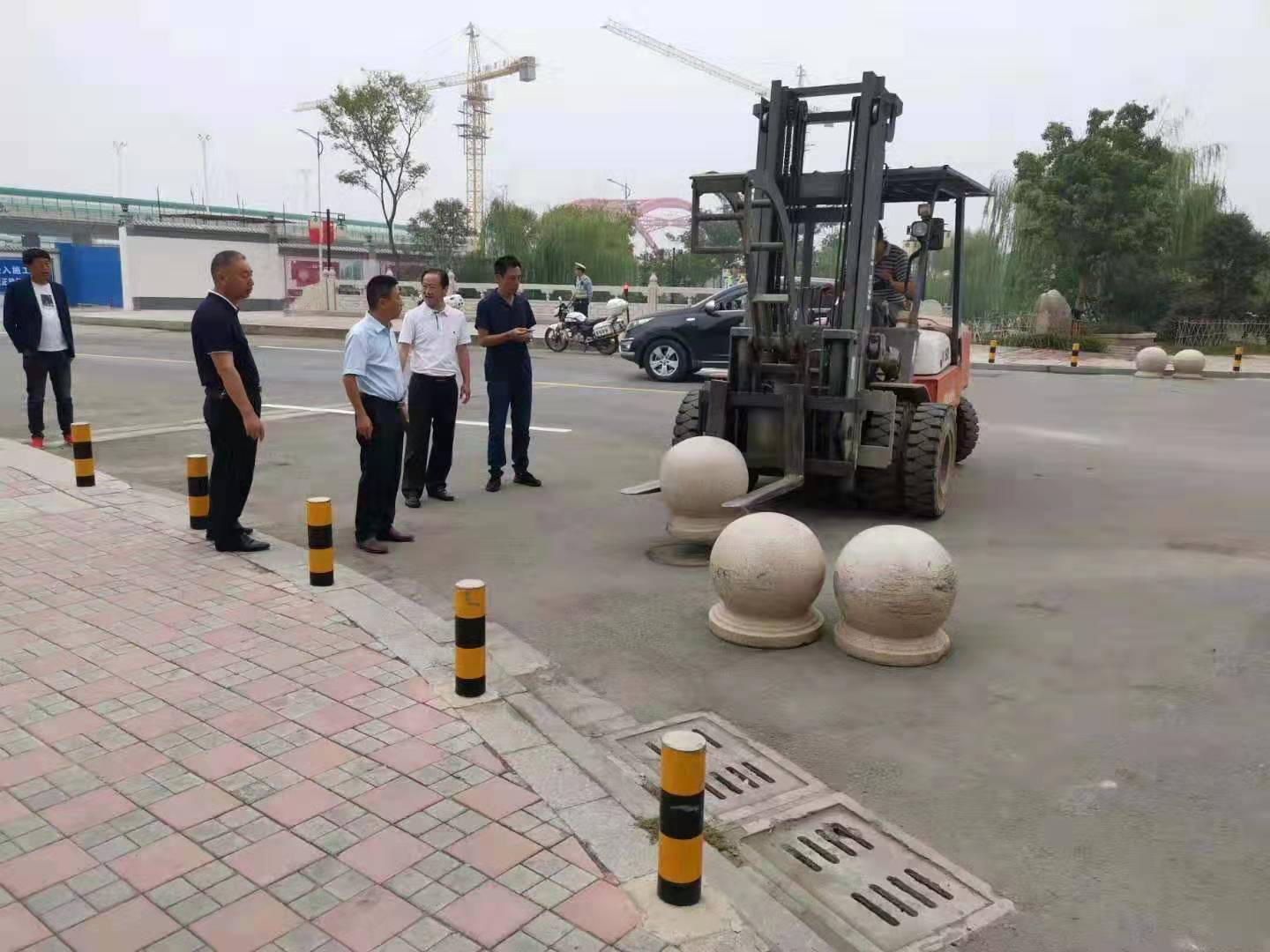 為向新中國(guó)成立七十周年獻(xiàn)禮，市城建集團(tuán)攻堅(jiān)克難，實(shí)現(xiàn)了北門棚改區(qū)域民生路10月1日零時(shí)順利通車。國(guó)慶假期，市城建集團(tuán)堅(jiān)持做好一線工作，在與交警部門共同做好民生路通車保障工作外，抓細(xì)節(jié)，抓落實(shí)，確保其他各項(xiàng)工作有序推進(jìn)。.jpg